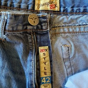 EUC 33x32 Wrangler 20X Jeans